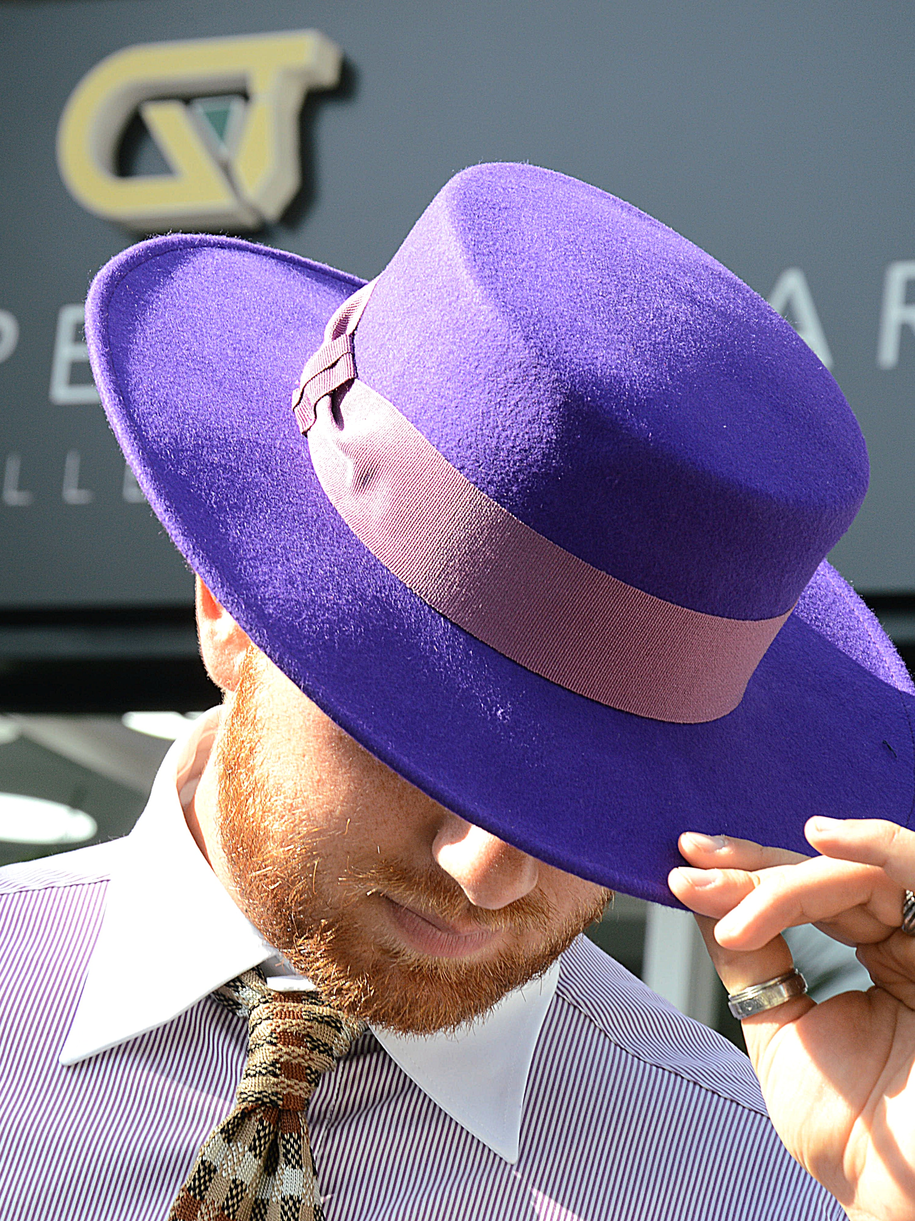 Cappello a cilindro piatto in feltro viola