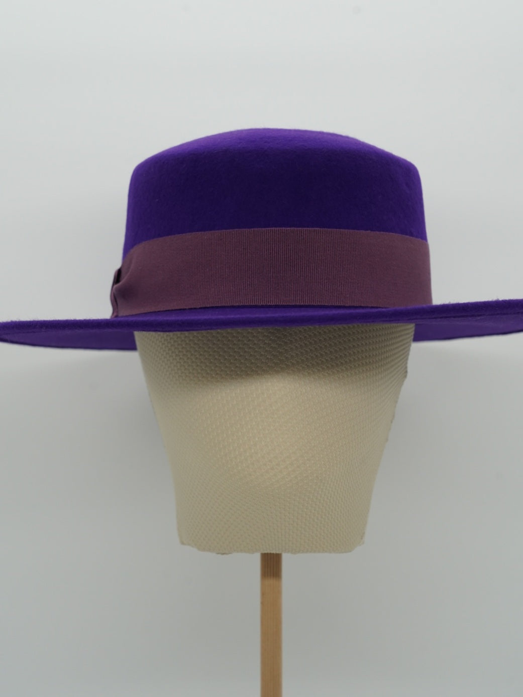 Cappello a cilindro piatto in feltro viola