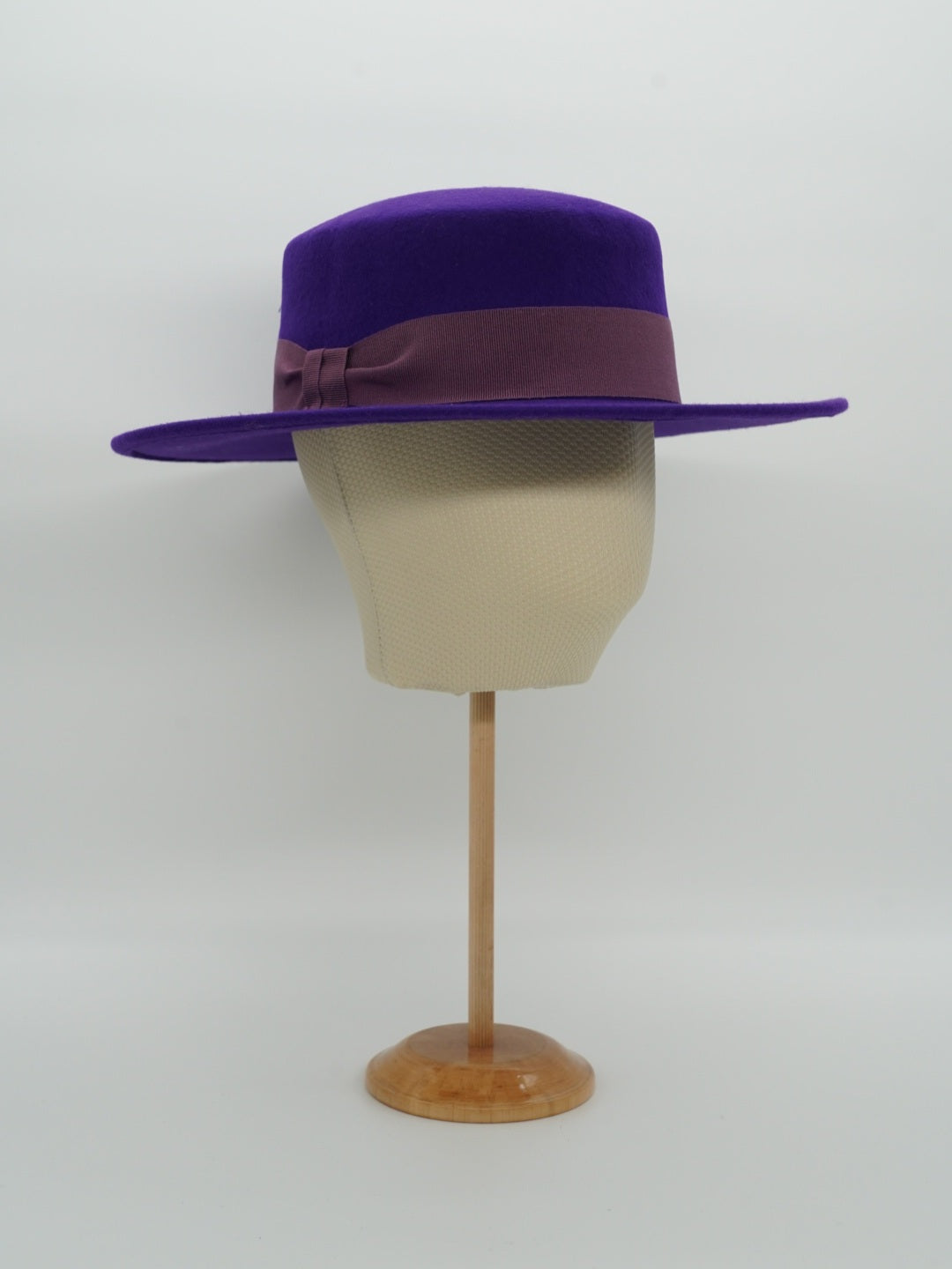 Cappello a cilindro piatto in feltro viola