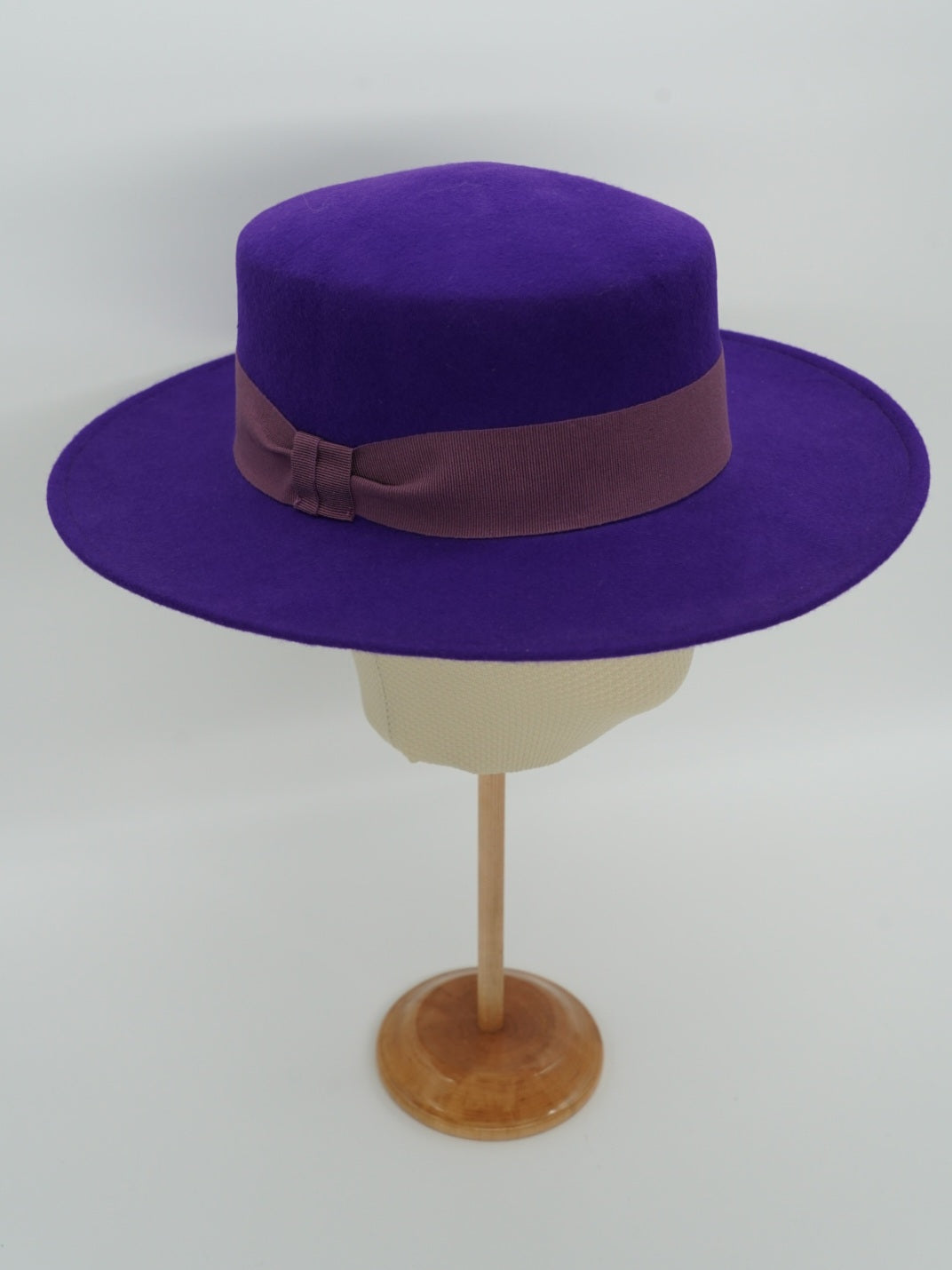 Cappello a cilindro piatto in feltro viola