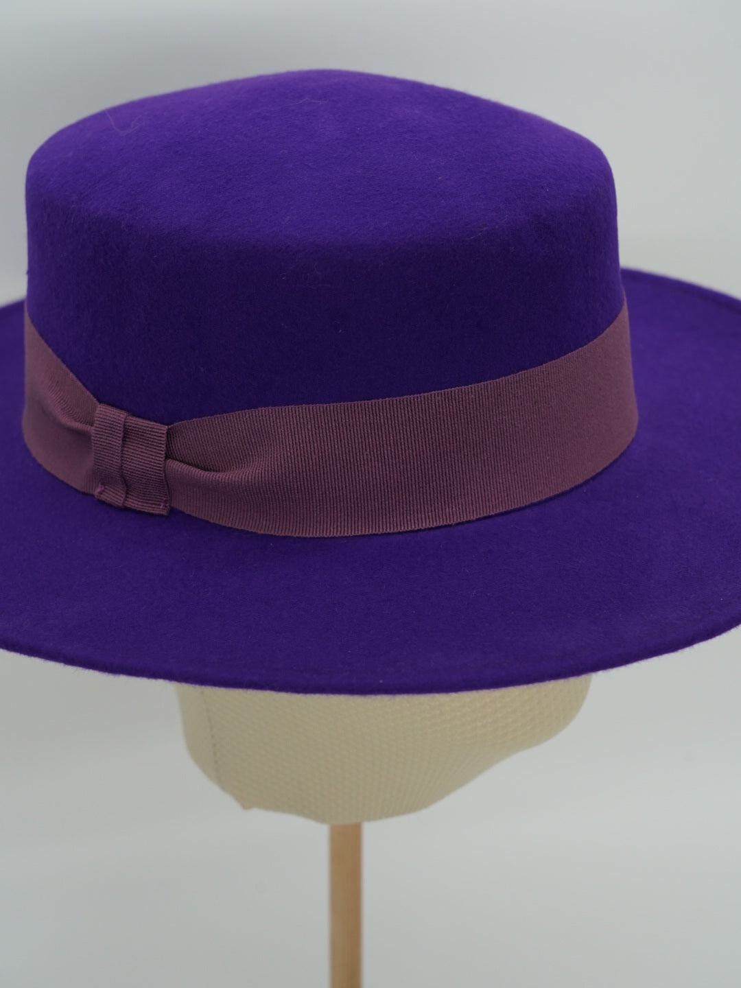 Cappello a cilindro piatto in feltro viola